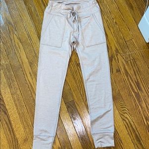 NEVER WORN AERIE MEDIUM PINK LEGGINGS WITH POCKETS